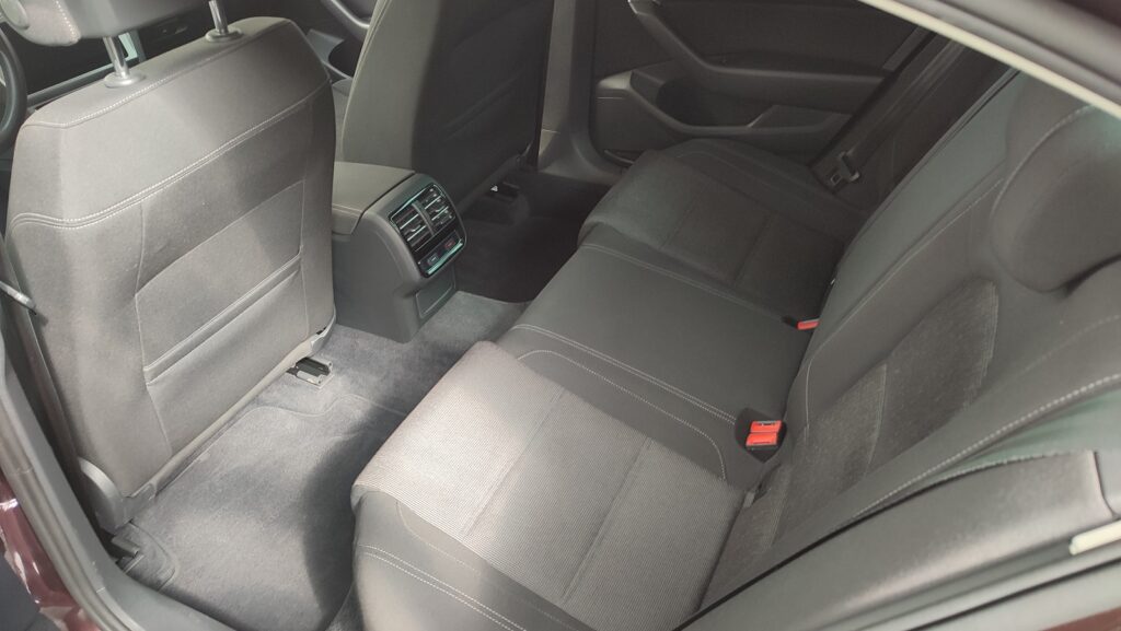 Volkswagen Passat TDI Advance DSG asientos traseros